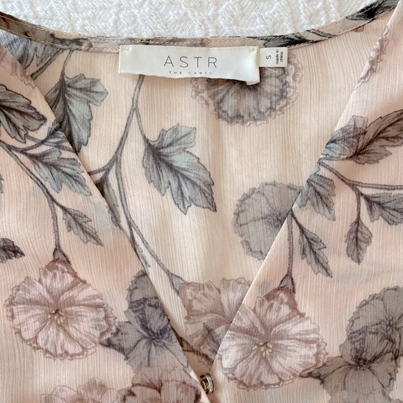 ASTR size S bodysuit/blouse with beautiful flower prints. Gently worn. - Picture 2 of 5
